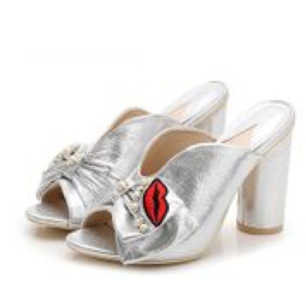 🔥🔥🔥$10 🔥🔥💕Silver Chunky Heel Sandal Black Friday